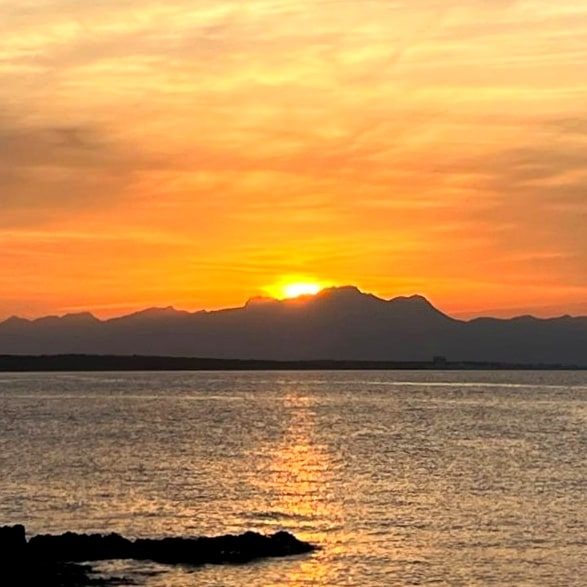 Paellagenuss-Sonnenuntergangsabend am Meer