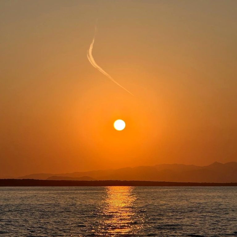 im kraftvollen orangenen Licht des Sonnenuntergangs