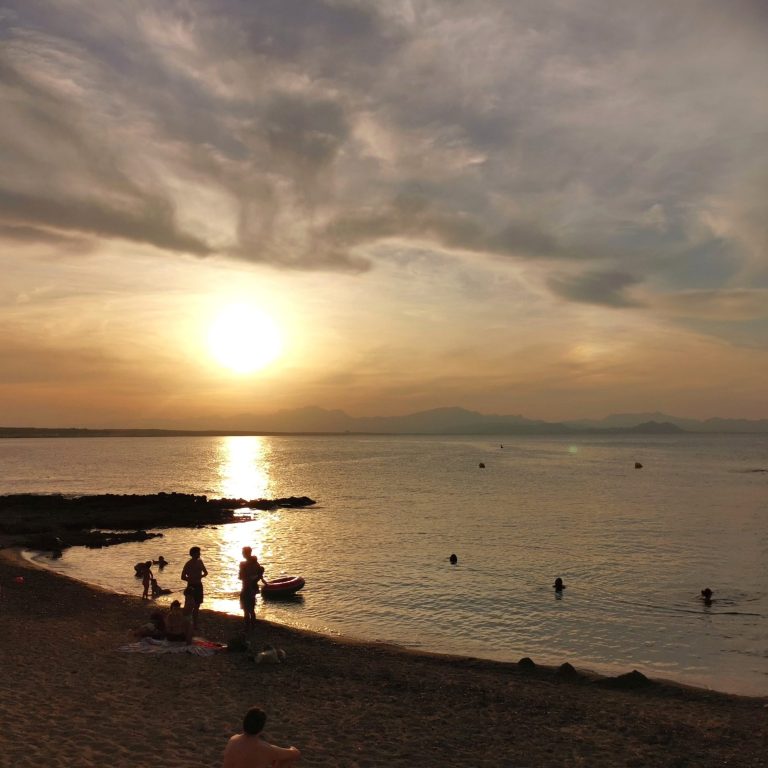 Paellagenuss-Sonnenuntergangsabend am Meer